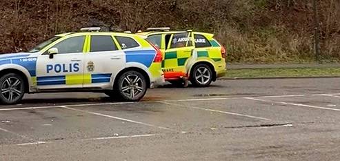 Tonårspojke jagad och  knivhuggen utanför Lidl