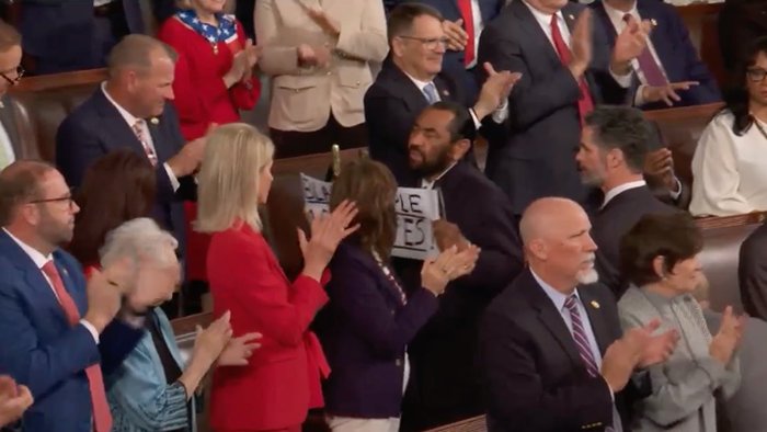 &rdquo;Apskylt&rdquo; under Trumps tal