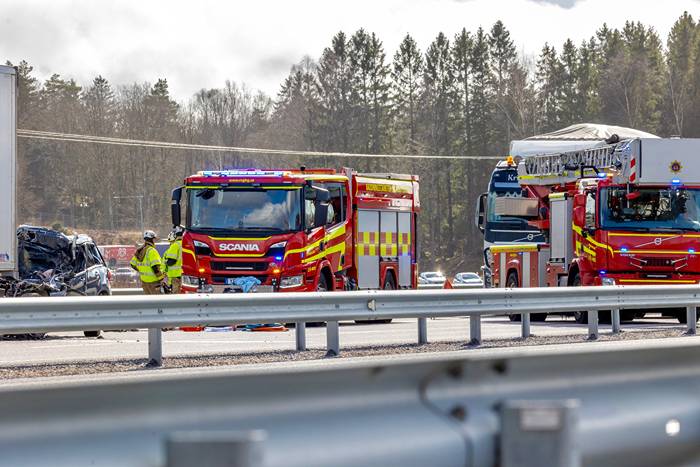 Bil har k&ouml;rt in i lastbil p&aring; E6 &ndash; oklart skadel&auml;ge