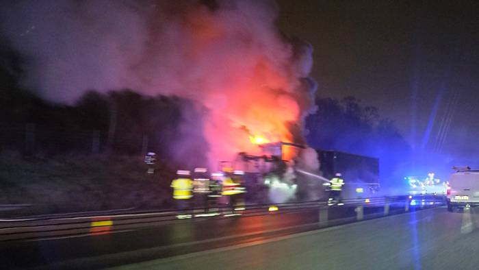 Lastbil brinner på vägen