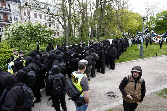 JUST NU: Demonstranter omh&auml;ndertagna