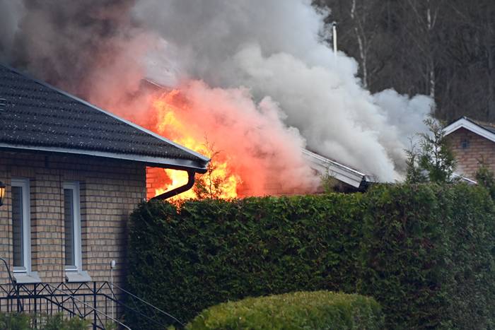 JUST NU: Villa brinner &ndash; riskerar sprida sig