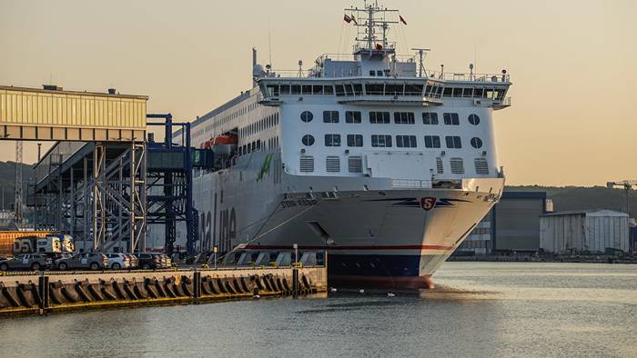 Hundratals svenskar sitter fast till sjöss på Polenfärja