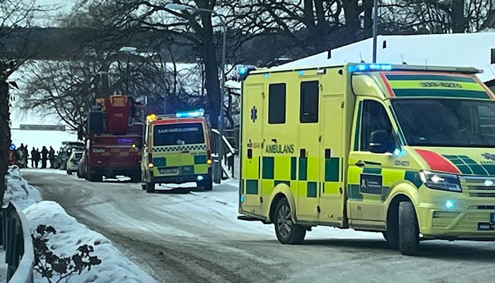 Tv&aring; personer genom isen i Stockholm