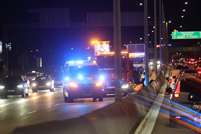 Krock på E4 – fyra till sjukhus