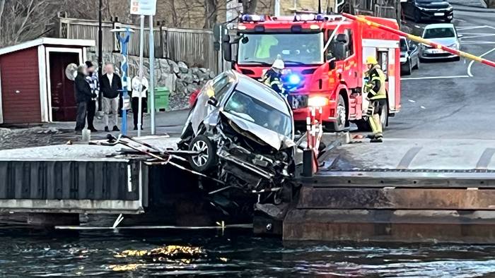 Bil h&auml;nger &ouml;ver kajkant &ndash; tv&aring; personer i bilen