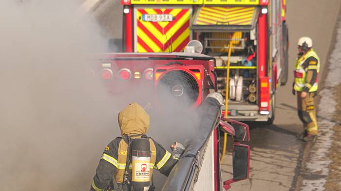 Lastbil med batterier brinner utanf&ouml;r Burl&ouml;v