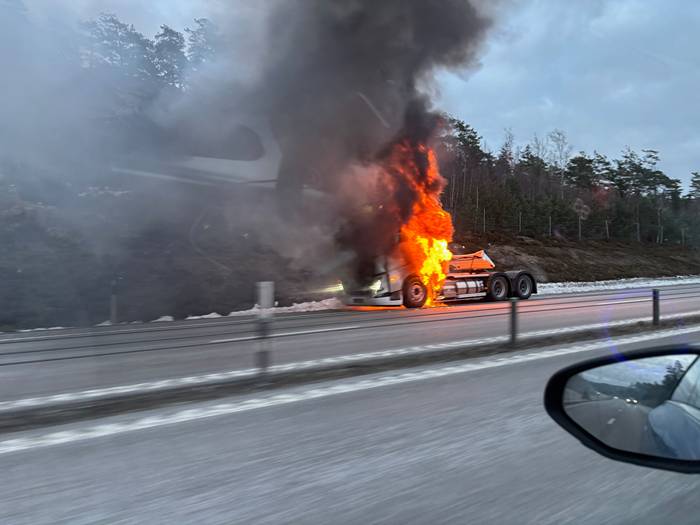 Lastbil i brand p&aring; E6