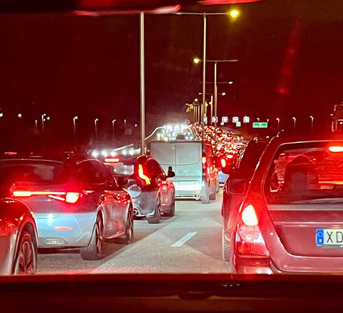 Långa köer på E4 norr om Stockholm