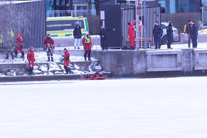 Tv&aring; genom isen i Stockholm