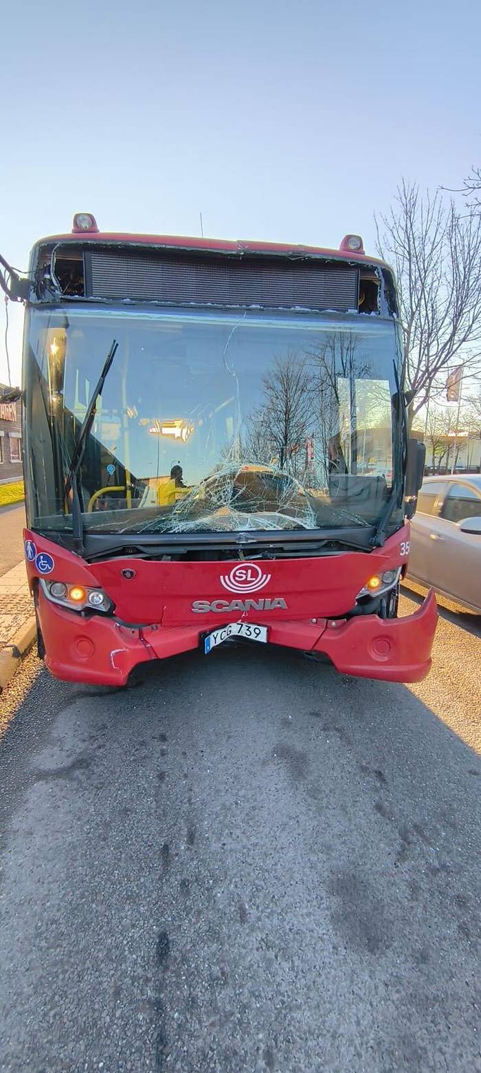 SL-buss k&ouml;rde ner skyltar &ndash; var halt