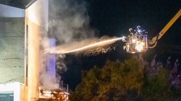 Kraftig brand i tiovåningshus