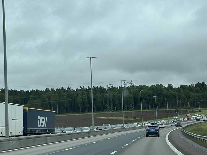 Fyra bilar i krock – kaos på E4