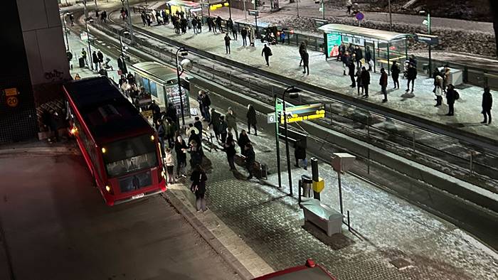 Larm om att buss har krockat med byggnad