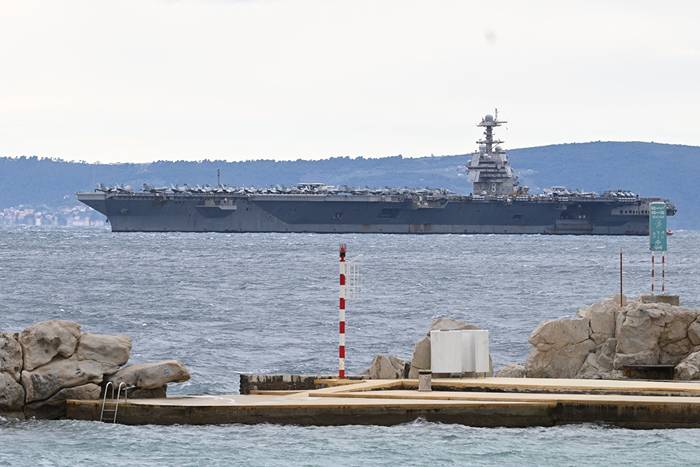 Amerikanskt hangarfartyg l&auml;mnar Mellan&ouml;stern