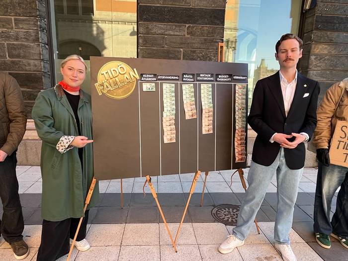 C-studenter protesterar utanf&ouml;r riksdagen