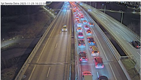 E18 i Stockholm avstängd – fyra bilar i krock