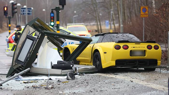 Sportbil in i busskur i Stockholm