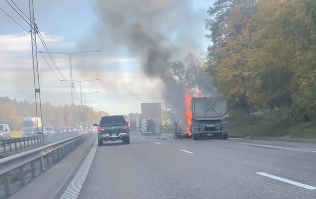 JUST NU: Lastbil brinner på E4