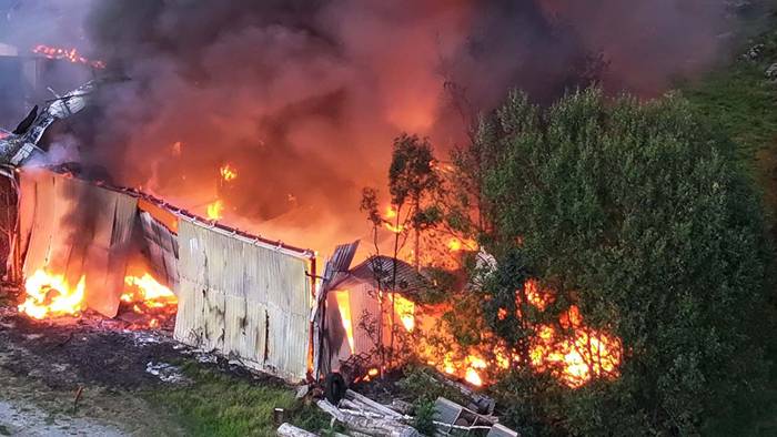 Kraftig brand utanför Ulricehamn – skyttar kallas in