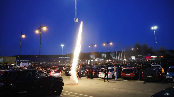 40 omh&auml;ndertagna &ndash; fyllekaos