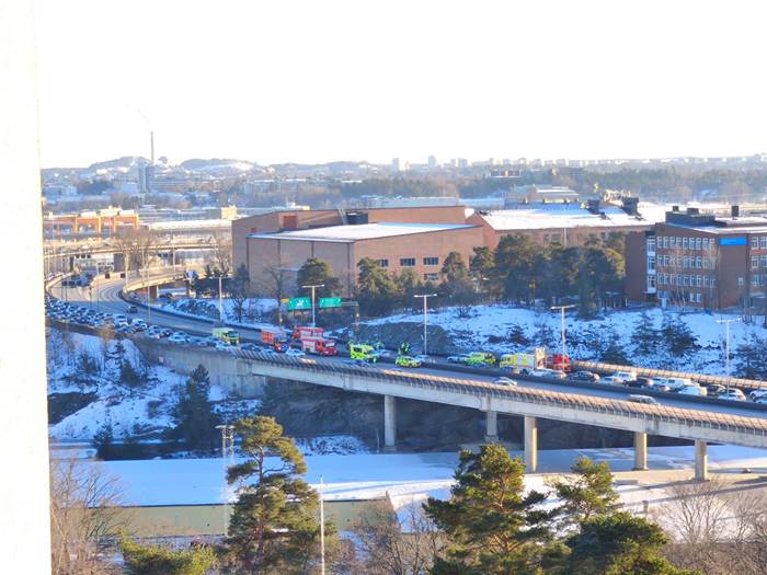 Dubbla olyckor p&aring; Essingeleden  &ndash; stora st&ouml;rningar p&aring; E4