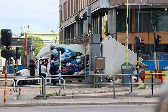 Lastbil fast i tunnel –  trafikkaos i Stockholm