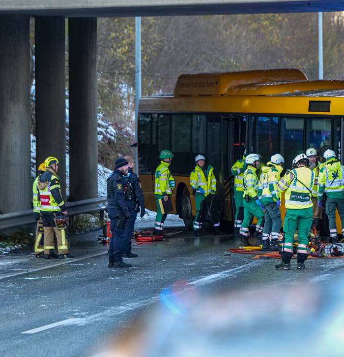 Buss har kört in i pelare