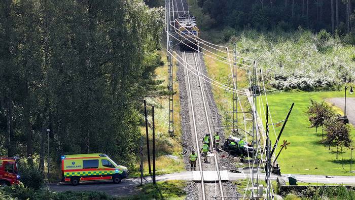 Bil och tåg i krock – stopp i trafiken
