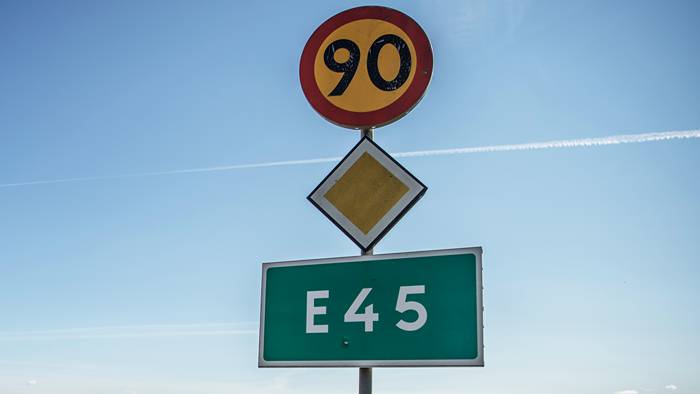 Larm om bråk på E45 – 15 personer i slagsmål